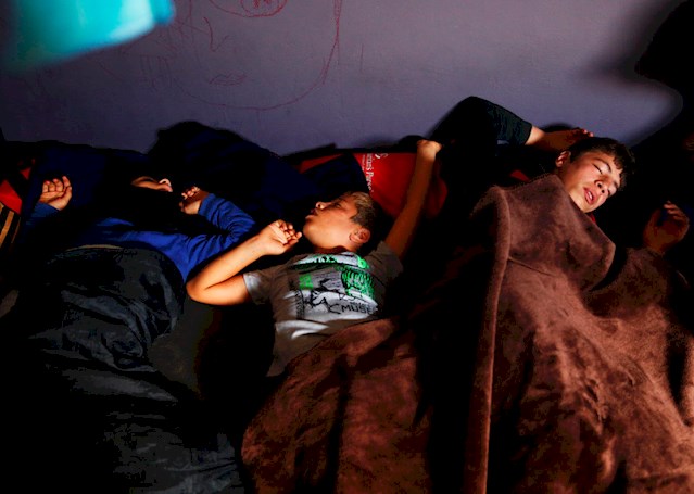 Τα παιδιά θα κοιμηθούν καταγής για ακόμα μία νύχτα απόψε στη Χίο και σε άλλα ελληνικά νησιά, τουλάχιστον όμως είναι μαζί με την οικογένειά τους. Άλλα παιδιά τριγυρνούν στους δρόμους της Χίου ασυνόδευτα, απροστάτευτα και εκτεθειμένα σε κάθε είδους κίνδυνο. Τα παιδιά αποτελούν περίπου το 40% των προσφύγων και μεταναστών που φτάνουν στην Ελλάδα, σύμφωνα με στοιχεία του ΟΗΕ. © Giorgos Moutafis