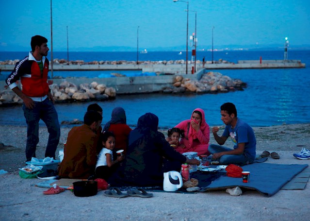 Η πλειοψηφία των ανθρώπων που βρίσκονται αποκλεισμένοι στα ελληνικά νησιά είναι οικογένειες, συμπεριλαμβανομένων γυναικών που ταξιδεύουν μόνες με τα παιδιά τους. Παρά τις άθλιες συνθήκες, πολύ συχνά η μεγαλύτερη ανησυχία τους είναι η έλλειψη πληροφόρησης. Η διαδικασία εξέτασης των αιτήσεων ασύλου είναι επίπονα αργή και ταυτόχρονα οι φήμες πληθαίνουν, πυροδοτώντας τον ήδη μεγάλο τους φόβο για το τί τους επιφυλάσσει το μέλλον. © Giorgos Moutafis 