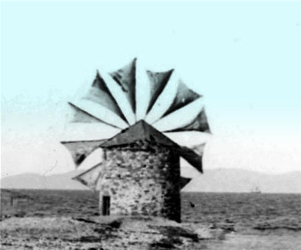 Λεπτομέρεια από τη φωτογραφία Π. Παπαχατζιδάκη: ο μύλος στην απόληξη του ακρωτηρίου