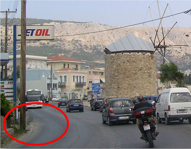 Καμία μέριμνα για τους πεζούς, σε μία περιοχή που, κατά τα άλλα, κοσμείται, από τον αναστηλωμένο ανεμόμυλο στις παρυφές του πολυσύχναστου δρόμου…