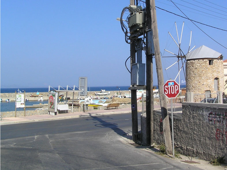 …αλλά και καμία φροντίδα, επίσης, για ύπαρξη ενδιάμεσου προστατευτικού διαχωριστικού σε μία αποδεδειγμένα επικίνδυνη καμπή του δρόμου