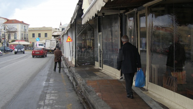 Στο δρόμο κατεβάζουν τους πεζούς, αφού οι εσωτερικοί διάδρομοι έκλεισαν - Πηγή: Emprosnet.gr