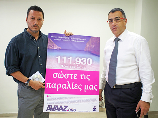Ο Γενικός Διευθυντής μας (αριστερά) Δημήτρης Καραβέλλας παραδίδει τις υπογραφές στο Γενικό Γραμματέα Δημόσιας Περιουσίας Αβραάμ Γούναρη