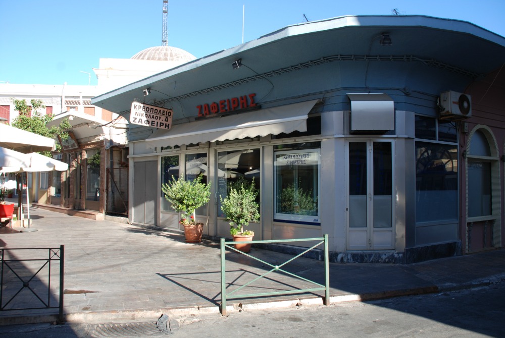 Άποψη επί της Βουπάλου. Στο μέσον η είσοδος της ιχθυαγοράς