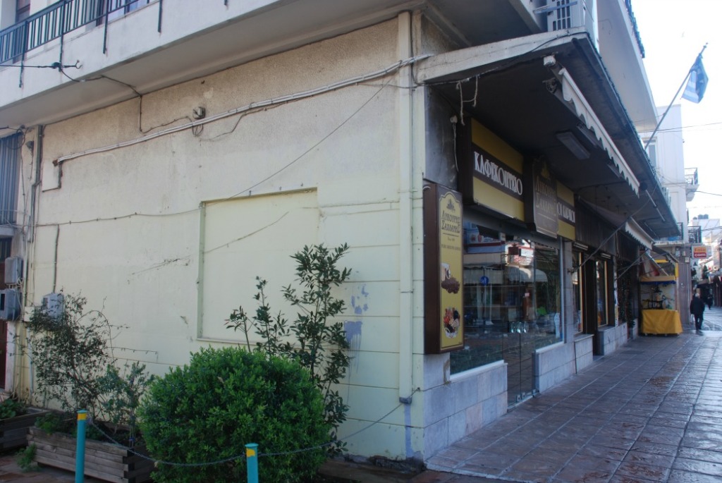 Ο καθαρισμός των μαρμάρων θα βελτίωνε τις πλάγιες όψεις του κτιρίου