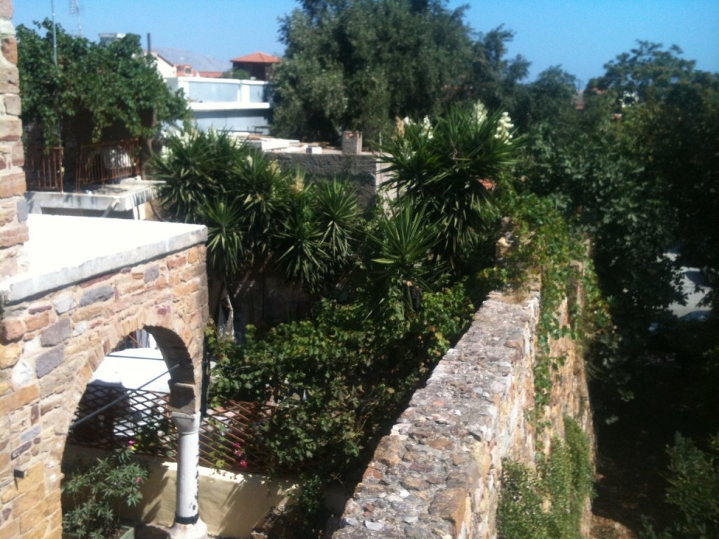 Η πίσω πλευρά του Παλατάκι Ιουστινιάνι που οδηγούσε σε μικρή πλατεία