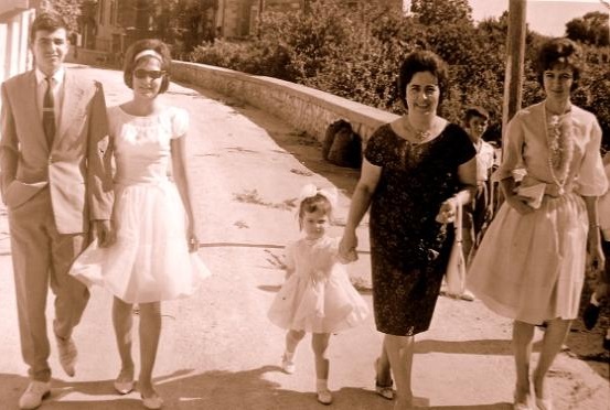  Κάπως έτσι, μετά ακόμη και από ένα Κυριακάτικο γάμο ή την ενοριακή γιορτή, με τα «καλά» τους ή όχι, κατέληγαν οι οικογένειες στη δροσερή, κυριολεκτικά και μεταφορικά, επιλογή του CineΚΕΝΤΡΙΚΟΝ. Φωτογραφία αγνώστου από τα μέσα της δεκαετίας του 1960