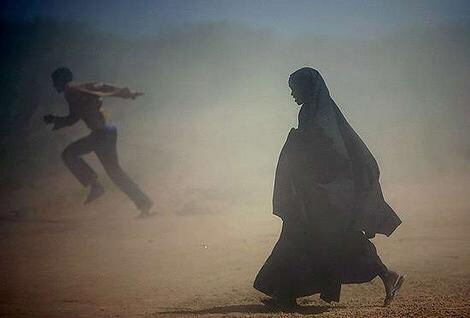 Somali_refugees_run_through_a_dust_storm