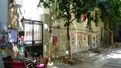 Η εξωτερική όψη του κτιρίου της Τσαμαδού 15