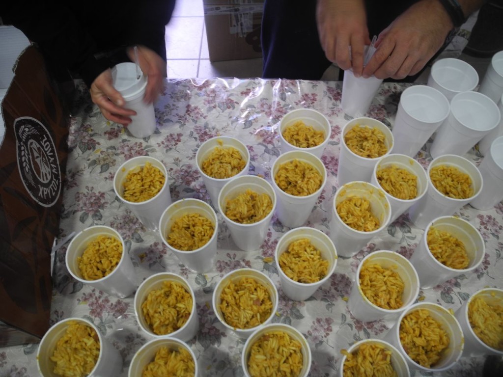 Από την παρασκευή γευμάτων για τους πρόσφυγες στην κοινωνική κουζίνα