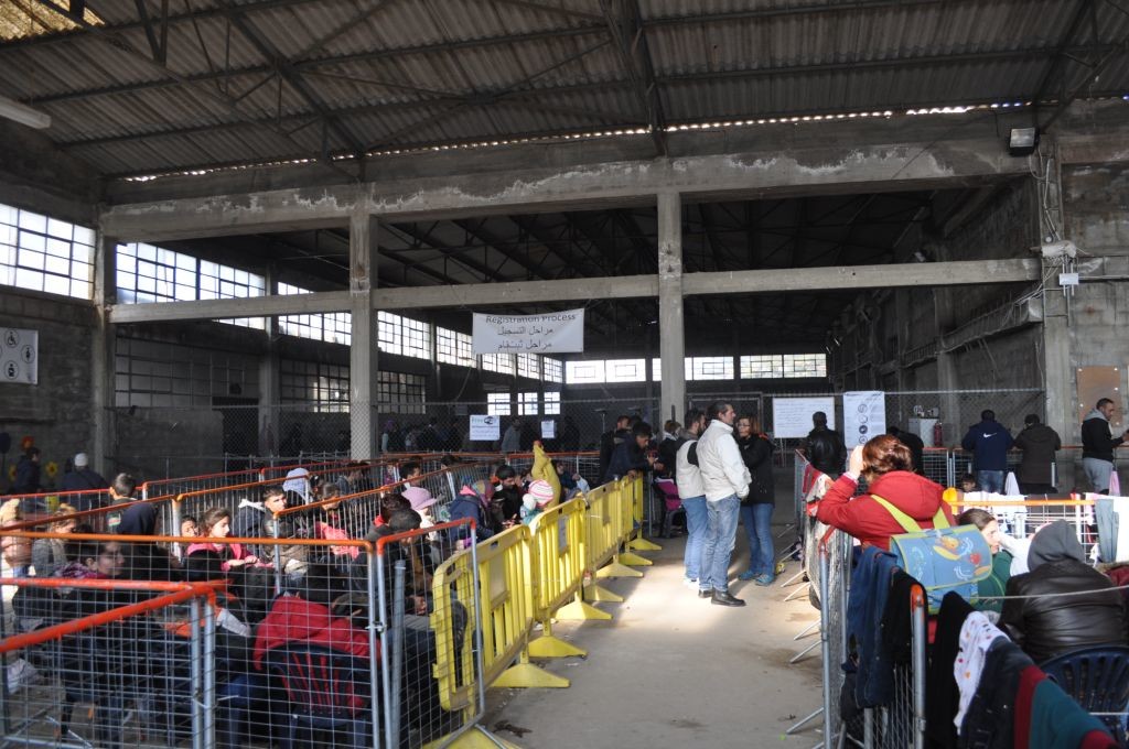 Αποψη του χώρου στα Ταμπάκικα χθες, 21/12, με εκατοντάδες πρόσφυγες να παραμένουν επί ώρες στο κτίριο
