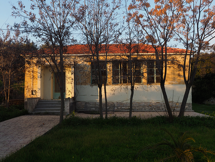 02 2205758