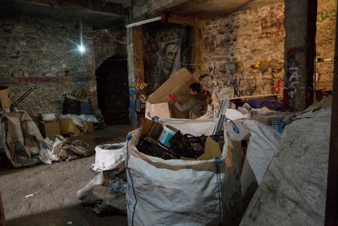 Πολλοί Αφγανοί στην Κωνσταντινούπολη ζουν συλλέγοντας ανανεώσιμα υλικά από τα σκουπίδια