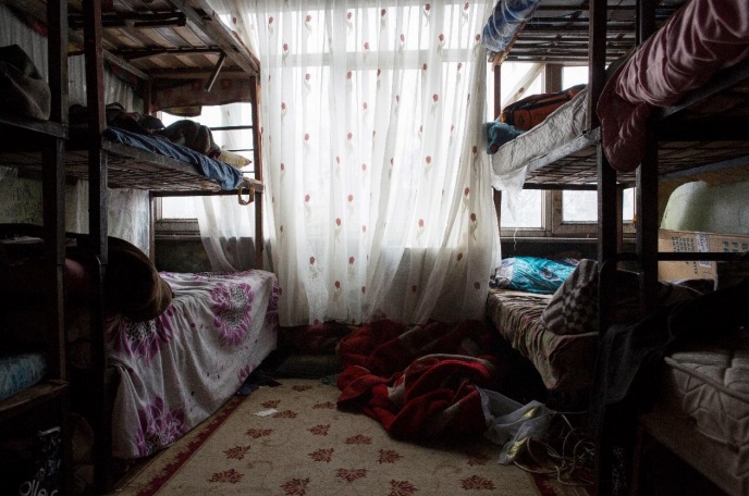 Δωμάτιο στο οποίο διαμένουν 12 πρόσφυγες στην Κωνσταντινούπολη, κάτω από το οποίο γίνεται διαλογή ανακυκλώσιμων ειδών από σκουπίδια