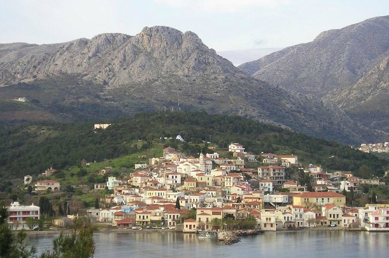 Μάρμαρο Καρδαμύλων και στο βάθος το ύψωμα της Γριάς και τα Άνω Καρδάμυλα