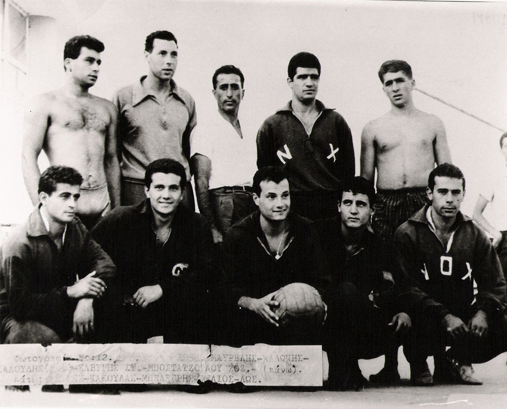 Ομάδα Πόλο Ανδρών ΝΟ Χίου (έτος 1961). Πάνω από αριστερά: Μαυρέλης-Μαδωνής-Καλούδης -Καβύρης-Μποσταντζόγλου Κάτω από αριστερά: Σέργης-Κακούλας-Μπελέγρης-Χέλιος-Λως