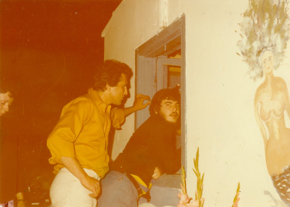 Στέλιος Χαρίτος και Παντελής Καβύρης. Στα δεξιά, μια από τις γοργόνες που είχε ζωγραφίσει ο Τάκης Μαντζούκης