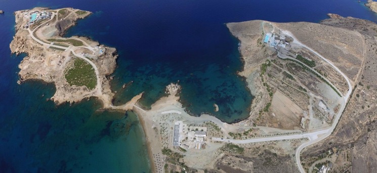 Αριστερά τα "ανάκτορα" στην κορυφογραμμή της νησίδας Διακοφτό. Στο κέντρο μέρος των τουριστικών εγκαταστάσεων